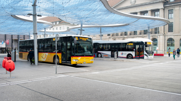 Un autopostale e un autobus sono in attesa alla stazione degli autobus di Aarau.